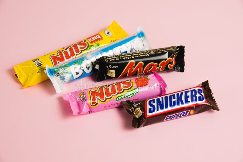 LONDRES, RU - 10 OCTOBRE 2019 : Boîte De Cadeaux De Célébrations Mêlez Des  Bonbons Au Chocolat Sur Fond Blanc Mars, Snickers, Bou Photo stock  éditorial - Image du éditorial, graphisme: 160749908