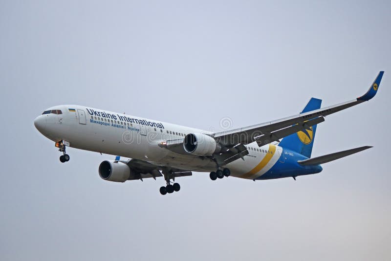 Ukraine International Airlines Boeing 767-300ER lądowanie obraz royalty free Ukraine International Airlines Boeing 767-300ER lądowanie obraz royalty free