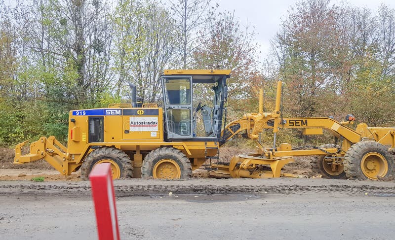 Ukraine, Kiev - 1er octobre 2019 : Routes routières, tracteurs et matériel de construction sont en train de travailler sur un nou photographie stock libre de droits Ukraine, Kiev - 1er octobre 2019 : Routes routières, tracteurs et matériel de construction sont en train de travailler sur un nou photographie stock libre de droits