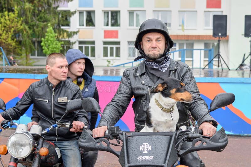 UKRAINE, SHOSTKA - 4. Mai 2019: Radfahrer sitzt mit seinem Hund auf seinem Motorrad stockbild UKRAINE, SHOSTKA - 4. Mai 2019: Radfahrer sitzt mit seinem Hund auf seinem Motorrad stockbild