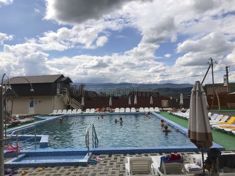 UKRAINE, SOLOTVINO, SEPTEMBER 3, 2019, Vacationers nemen waterprocedures in de zoutwaterpoel Water houdt ze op het oppervlak royalty-vrije stock fotografie UKRAINE, SOLOTVINO, SEPTEMBER 3, 2019, Vacationers nemen waterprocedures in de zoutwaterpoel Water houdt ze op het oppervlak royalty-vrije stock fotografie