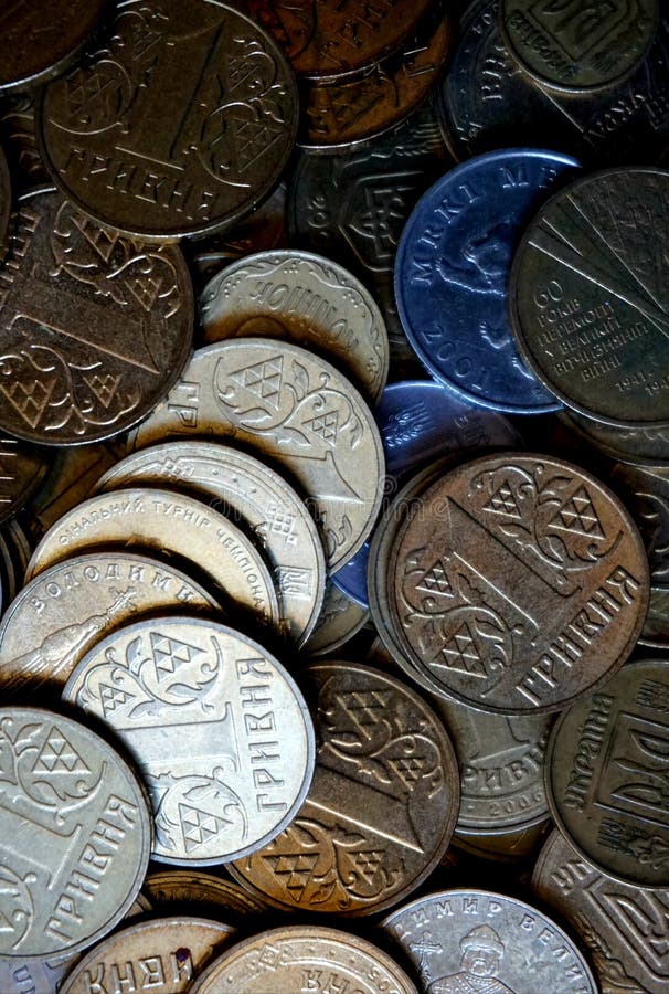 Ukrainische Münzen in den Bezeichnungen von einem hryvnia und von anderen, falteten sich in einem Dia Eagle und Endstücke lizenzfreie stockbilder Ukrainische Münzen in den Bezeichnungen von einem hryvnia und von anderen, falteten sich in einem Dia Eagle und Endstücke lizenzfreie stockbilder