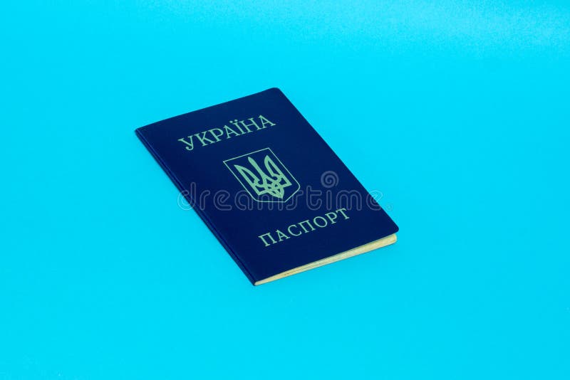 Ukrainischer Pass auf einem blauen Hintergrund Beschneidungspfad eingeschlossen lizenzfreies stockbild Ukrainischer Pass auf einem blauen Hintergrund Beschneidungspfad eingeschlossen lizenzfreies stockbild