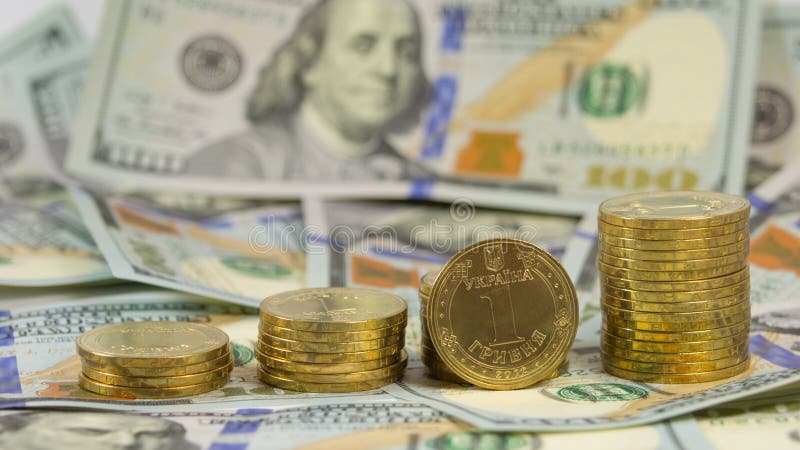 Ukrainisches Währung grivna (hryvnia, 1 UAH) auf dem Hintergrund von 100 Dollar USA-Rechnungen (100 USD) stockfotos Ukrainisches Währung grivna (hryvnia, 1 UAH) auf dem Hintergrund von 100 Dollar USA-Rechnungen (100 USD) stockfotos