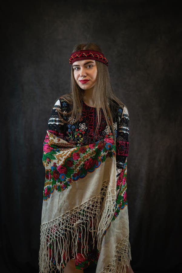 Ukrainsk kvinna bär traditionella etniska kläder, broderade skjortor och näsdukar royaltyfri bild