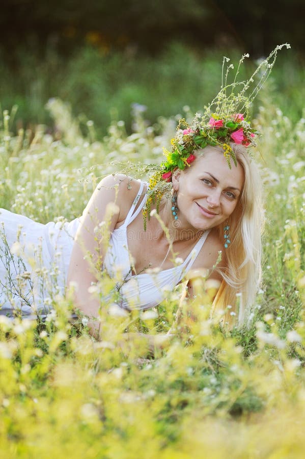 Ukraińska dziewczyna w biali sundress i wianek kwiaty dalej on