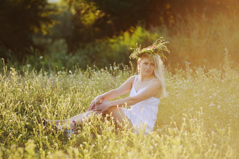 Ukraińska dziewczyna w biali sundress z wiankiem kwiaty na h