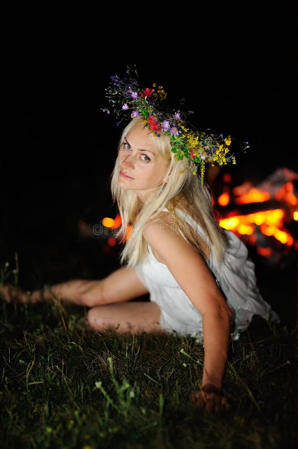 Ukraińska dziewczyna z wiankiem kwiaty na ona kierownicza przeciw półdupki