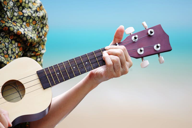 Ukulele del playinng de la mano imágenes de archivo libres de regalías Ukulele del playinng de la mano imágenes de archivo libres de regalías