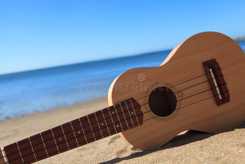 Ukulele en una playa fotografía de archivo Ukulele en una playa fotografía de archivo
