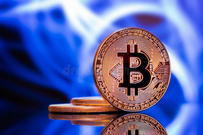 Ukuwa nazwę bitcoin przeciw błękitnej łunie obrazy stock Ukuwa nazwę bitcoin przeciw błękitnej łunie obrazy stock