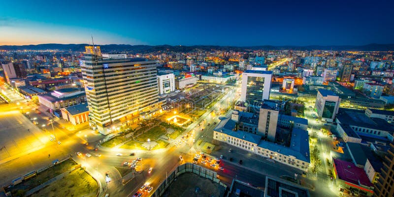 Ulaan-Baator, Mongolie - 16 mai 2015 : Vue de nuit aux rues de la capitale de la Mongolie images stock Ulaan-Baator, Mongolie - 16 mai 2015 : Vue de nuit aux rues de la capitale de la Mongolie images stock