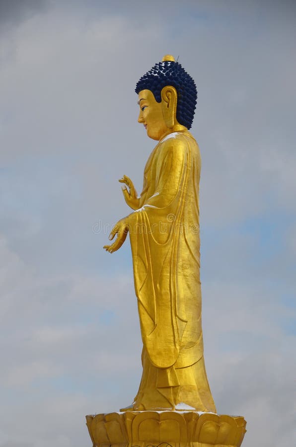 Ulaanbaatar, Mongolië - 02 Dec 2015: Het gouden standbeeld van Boedha dichtbij de heuvel Zaisan in clody dag in Ulaanbaatar royalty-vrije stock afbeelding Ulaanbaatar, Mongolië - 02 Dec 2015: Het gouden standbeeld van Boedha dichtbij de heuvel Zaisan in clody dag in Ulaanbaatar royalty-vrije stock afbeelding