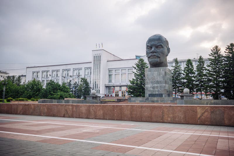 Ulanude buryatia rusia 9 de agosto de 2021 : las lentes que imponen el busto ocupan un lugar destacado en ulan ude buryatia rusia fotos de archivo libres de regalías