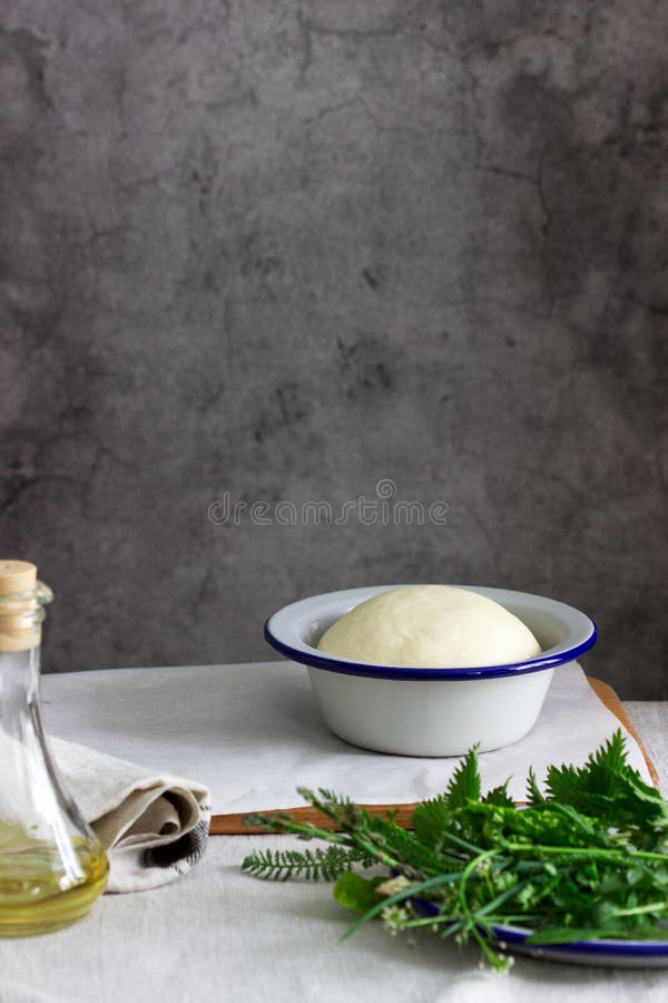 Uleiuri vegetale de aluat și diferite ierburi pentru pâine. stil rustic stock photo
