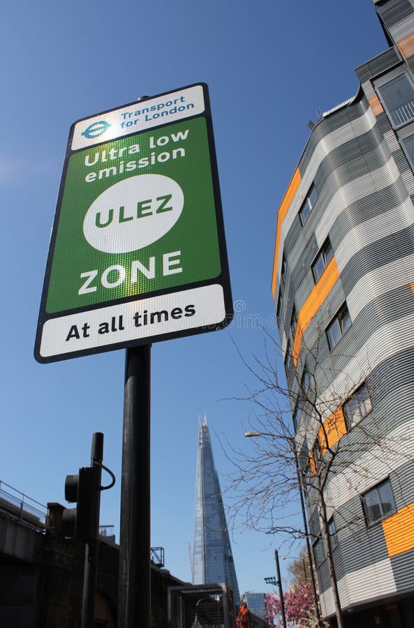ULEZ, Λονδίνο, UK - 9 Απριλίου 2019: Νέα δαπάνη Λονδίνο ζώνης εκπομπής ULEZ η υπερβολικά χαμηλή προετοιμάζεται για τη νέα υπερβολ. E Το ULEZ, £12 50 από τις 8 Απριλίου επίσης δαπάνη συμφόρησης και κόκκινο λεωφορείο