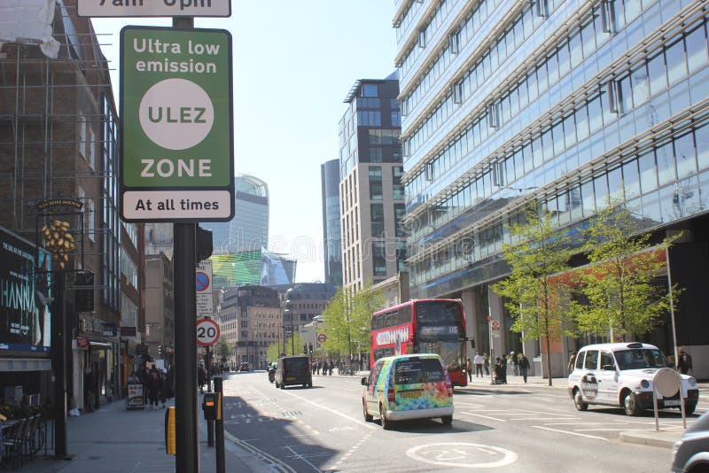 ULEZ, Λονδίνο, UK - 9 Απριλίου 2019: Νέα δαπάνη Λονδίνο ζώνης εκπομπής ULEZ η υπερβολικά χαμηλή προετοιμάζεται για τη νέα υπερβολ στοκ φωτογραφίες με δικαίωμα ελεύθερης χρήσης