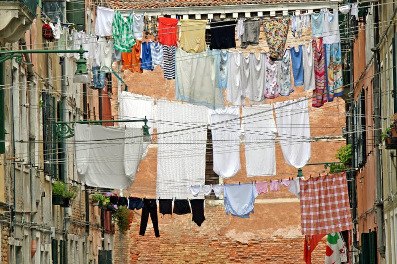 Ulica w Venice z domyciem wieszającym wieszać fotografia stock