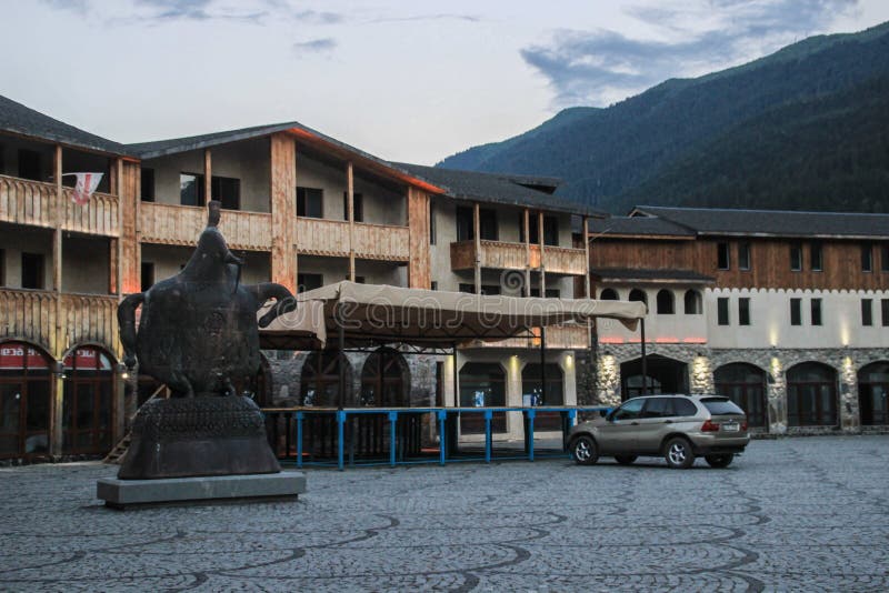 Ulicy turystyczny miasteczko Mestia Svaneti region z klasyków domami otaczającymi Kaukaz górami fotografia stock