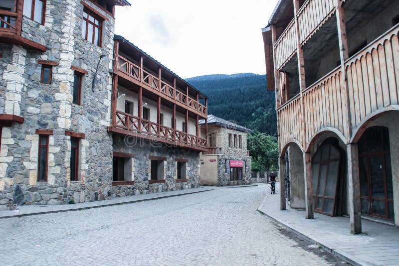 Ulicy turystyczny miasteczko Mestia Svaneti region z klasyków domami otaczającymi Kaukaz górami zdjęcia royalty free