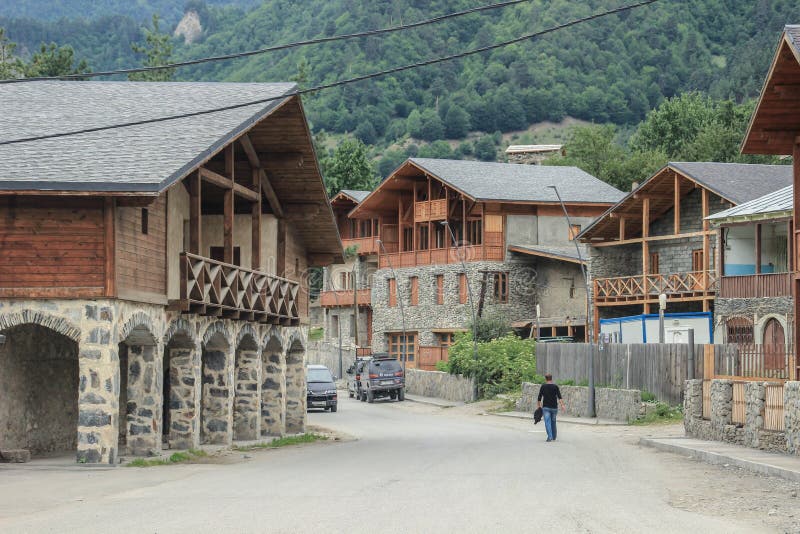 Ulicy turystyczny miasteczko Mestia Svaneti region z klasyków domami otaczającymi Kaukaz górami obraz stock