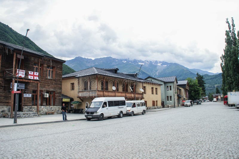 Ulicy turystyczny miasteczko Mestia Svaneti region z klasyków domami otaczającymi Kaukaz górami fotografia stock