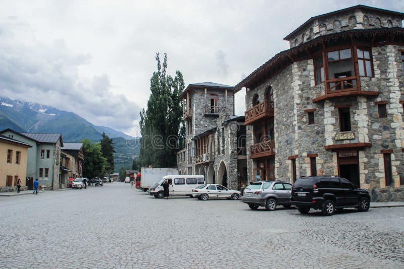 Ulicy turystyczny miasteczko Mestia Svaneti region z klasyków domami otaczającymi Kaukaz górami zdjęcie royalty free