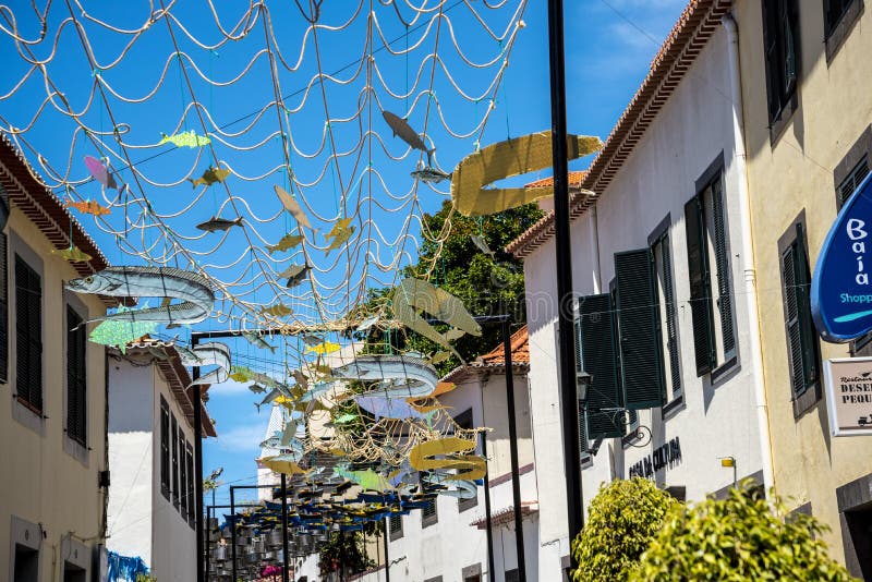 Uliczne dekoracje w Camara De Lobos wioska rybacka blisko miasta Funchal i niektóre wysokie falezy w świacie zdjęcia royalty free Uliczne dekoracje w Camara De Lobos wioska rybacka blisko miasta Funchal i niektóre wysokie falezy w świacie zdjęcia royalty free