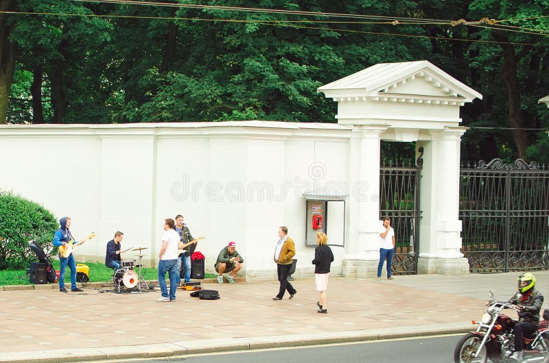 Uliczni muzycy bawić się na outside w mieście St Petersburg dla przechodni zdjęcie royalty free Uliczni muzycy bawić się na outside w mieście St Petersburg dla przechodni zdjęcie royalty free