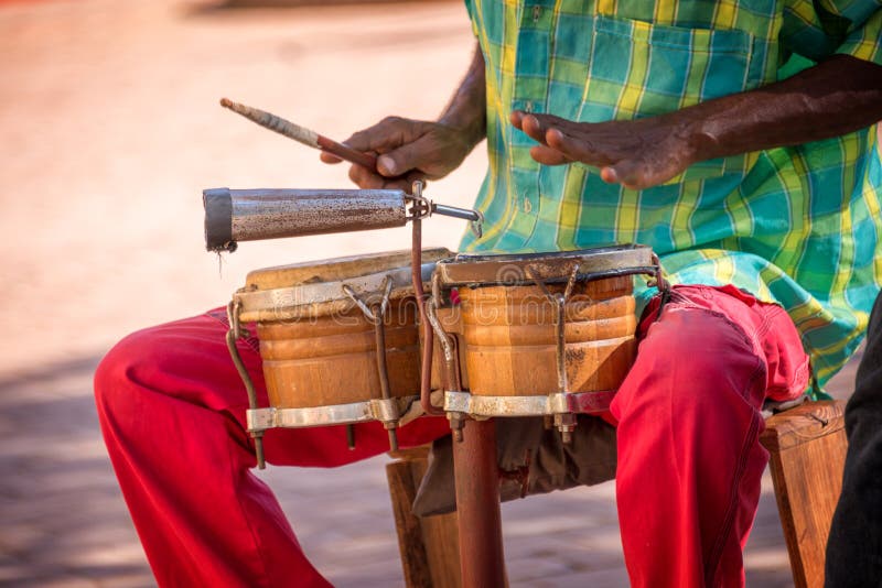 Uliczny muzyk bawić się bębeny w Trinidad Kuba