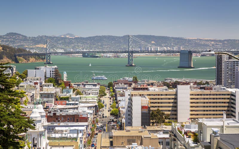 Uliczny widok z Oakland zatoki mostem w tle, San Francisco, Kalifornia, usa, Północna Ameryka obrazy stock Uliczny widok z Oakland zatoki mostem w tle, San Francisco, Kalifornia, usa, Północna Ameryka obrazy stock