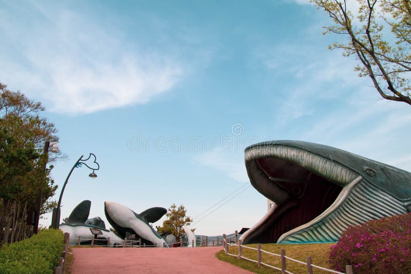 Ulsan south koreaapril 2018 κλείνει την εικόνα μεγάλων αγαλμάτων φάλαινας για παιδιά στο πολιτιστικό πάρκο jangsaengpo whale στοκ εικόνα με δικαίωμα ελεύθερης χρήσης