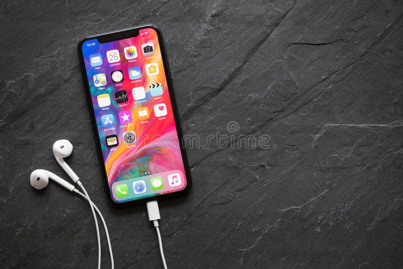 Ultimo iPhone X della generazione con le cuffie immagini stock Ultimo iPhone X della generazione con le cuffie immagini stock