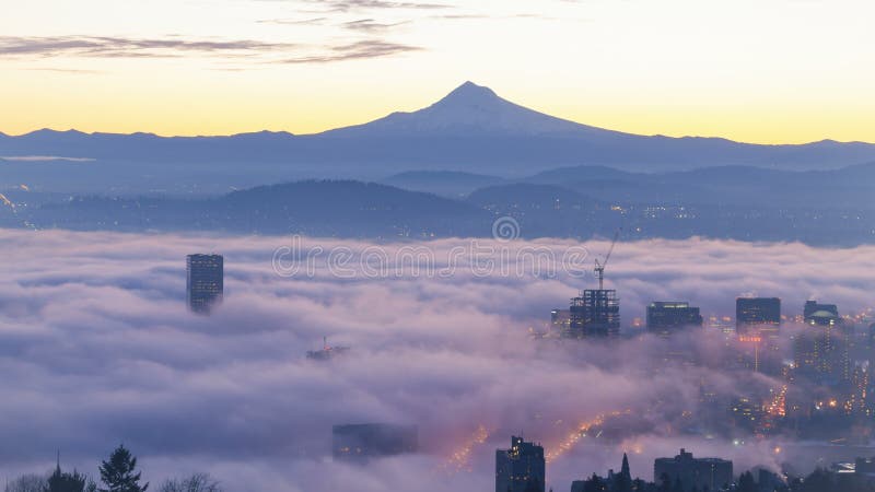 Ultra Hoge de Tijdspannefilm van de Definitie4k Tijd van Zonsopgang met Rolling Mist over MT Kap en Stad van Portland OF