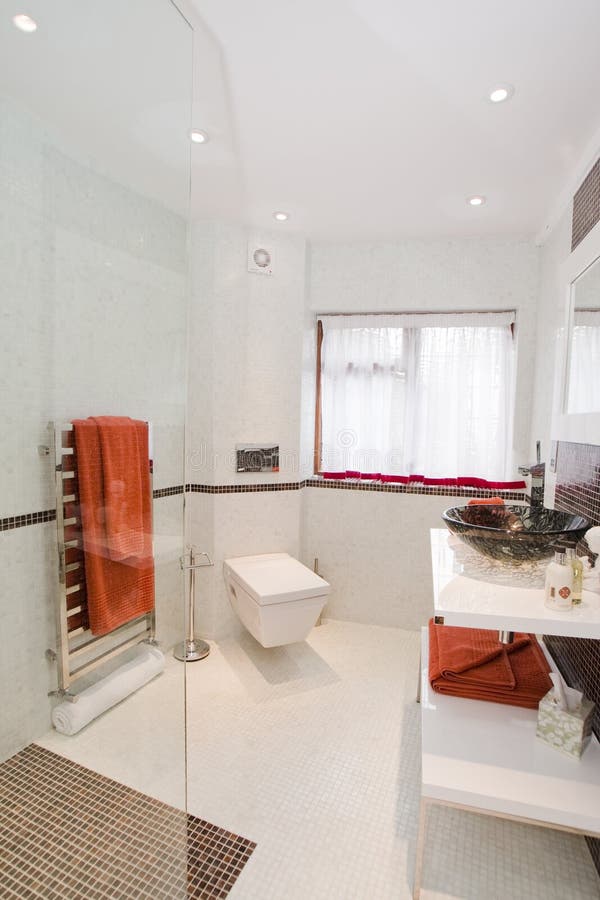 Badezimmer Im Ultra Modernen Hotel Stockfoto - Bild von hotel, wohnung