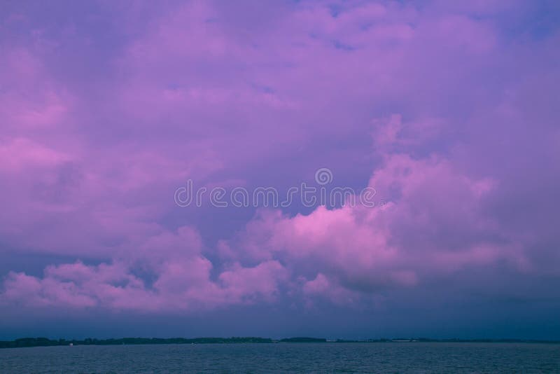 Ultra-violet seascape s oblakmi na pozadí použiť snímku s kopírovať priestor vo formáte na šírku.