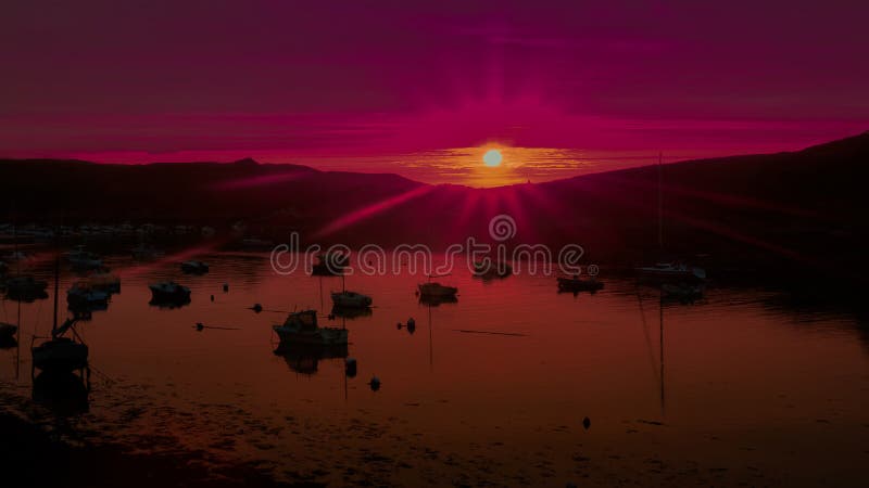 Ultra violet tramonto sul porto di Conquet, il punto più occidentale della Francia.