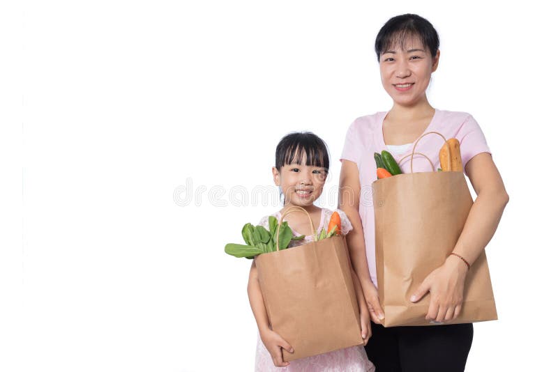 Ultramarinos que llevan asiáticos de la mujer y de la hija fotografía de archivo libre de regalías Ultramarinos que llevan asiáticos de la mujer y de la hija fotografía de archivo libre de regalías