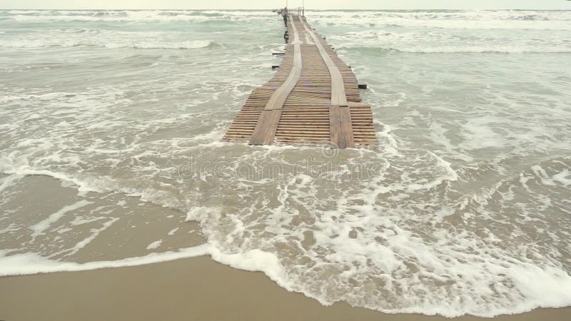 Ultrarapid en träpir i det stormiga havet