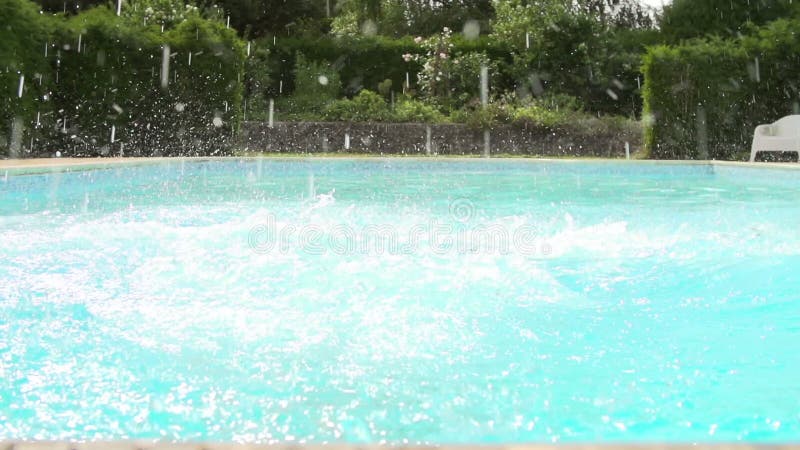 Ultrarapidföljd av pojkebanhoppningen in i simbassäng