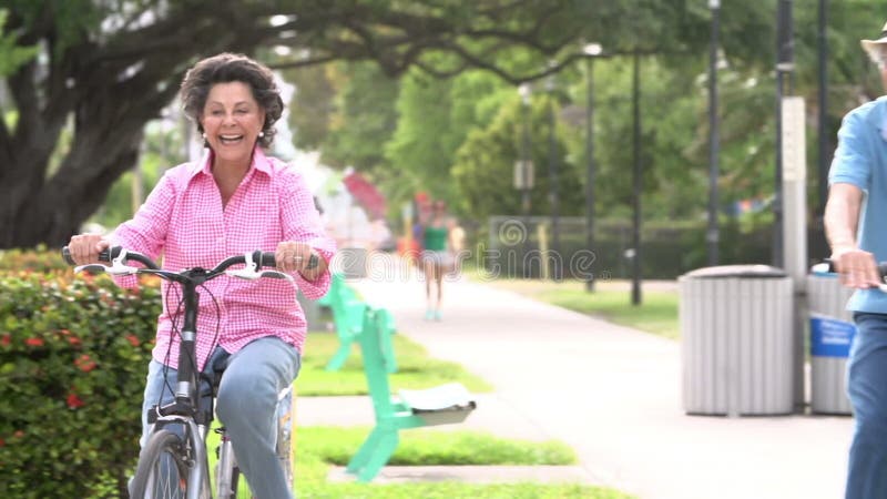 Ultrarapidföljden av den höga parridningen cyklar parkerar in stock video