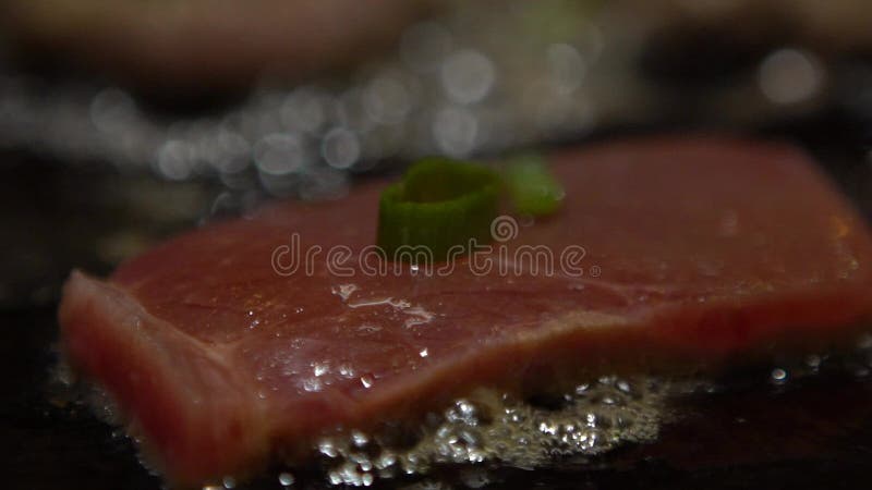 Ultrarapidkokkonststek Kock Cook en rå kalvköttköttbiff på galler