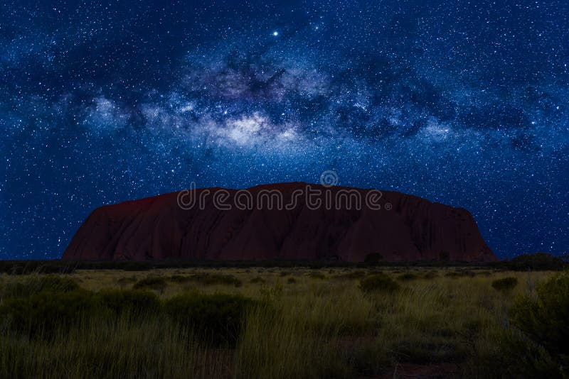 Uluru Nacht mit Milchweg lizenzfreie stockfotos Uluru Nacht mit Milchweg lizenzfreie stockfotos