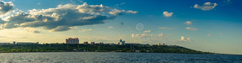 Ulyanovsk, Russland - 20. Juli 2019 Panorama der Stadt von Ulyanovsk von der Wolga, Russland lizenzfreies stockfoto Ulyanovsk, Russland - 20. Juli 2019 Panorama der Stadt von Ulyanovsk von der Wolga, Russland lizenzfreies stockfoto