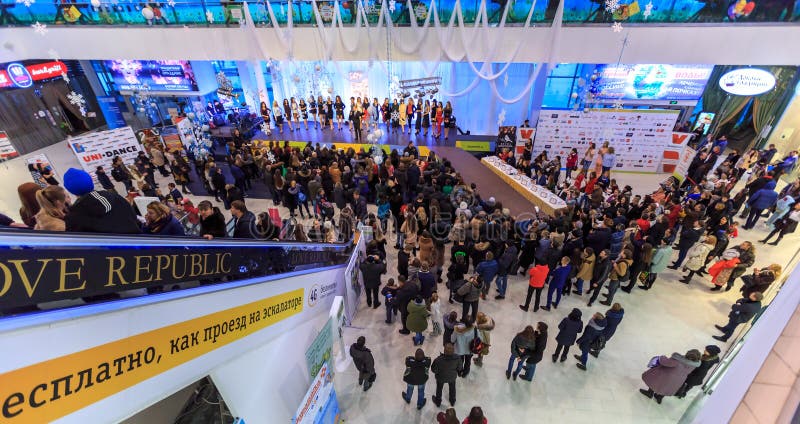 ULYANOVSK, РОССИЯ, 3-ЬЕ ДЕКАБРЯ 2016: Госпожа Ulyanovsk конкурса красоты в моле 3-его декабря 2016 в Ulyanovsk, России стоковые изображения ULYANOVSK, РОССИЯ, 3-ЬЕ ДЕКАБРЯ 2016: Госпожа Ulyanovsk конкурса красоты в моле 3-его декабря 2016 в Ulyanovsk, России стоковые изображения