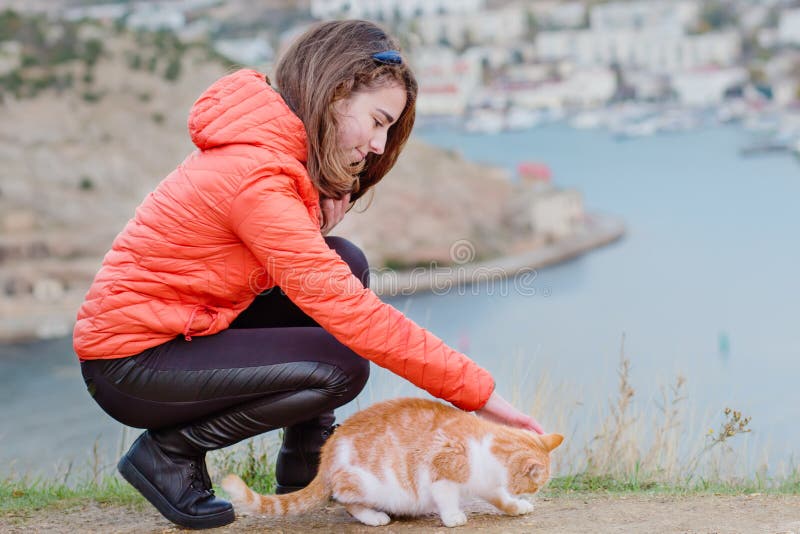 Adolescente Bonito Da Menina 10-11 Anos Que Guardam Um Gato Foto de Stock -  Imagem de longo, povos: 72766462