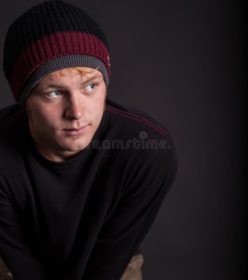 Um adolescente masculino no pensamento profundo fotos de stock Um adolescente masculino no pensamento profundo fotos de stock