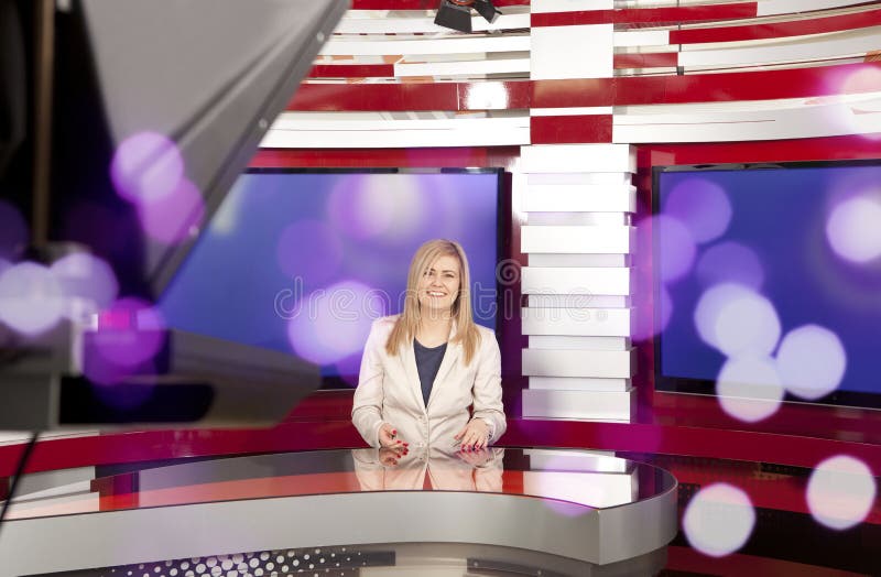 Um anchorwoman da televisão no estúdio foto de stock Um anchorwoman da televisão no estúdio foto de stock