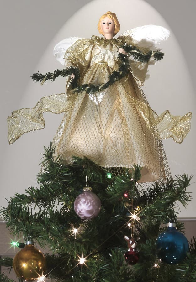 Um Anjo Sobre Uma árvore De Natal Sua Sombra Na Parede. Imagem de Stock - Imagem de anjo, iluminado: 206209731 Um Anjo Sobre Uma árvore De Natal Sua Sombra Na Parede. Imagem de Stock - Imagem de anjo, iluminado: 206209731