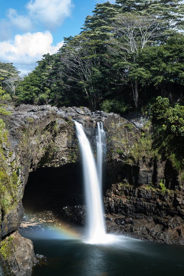 Um arco-íris bonito da cachoeira em quedas do arco-íris perto de Hilo Havaí fotografia de stock Um arco-íris bonito da cachoeira em quedas do arco-íris perto de Hilo Havaí fotografia de stock